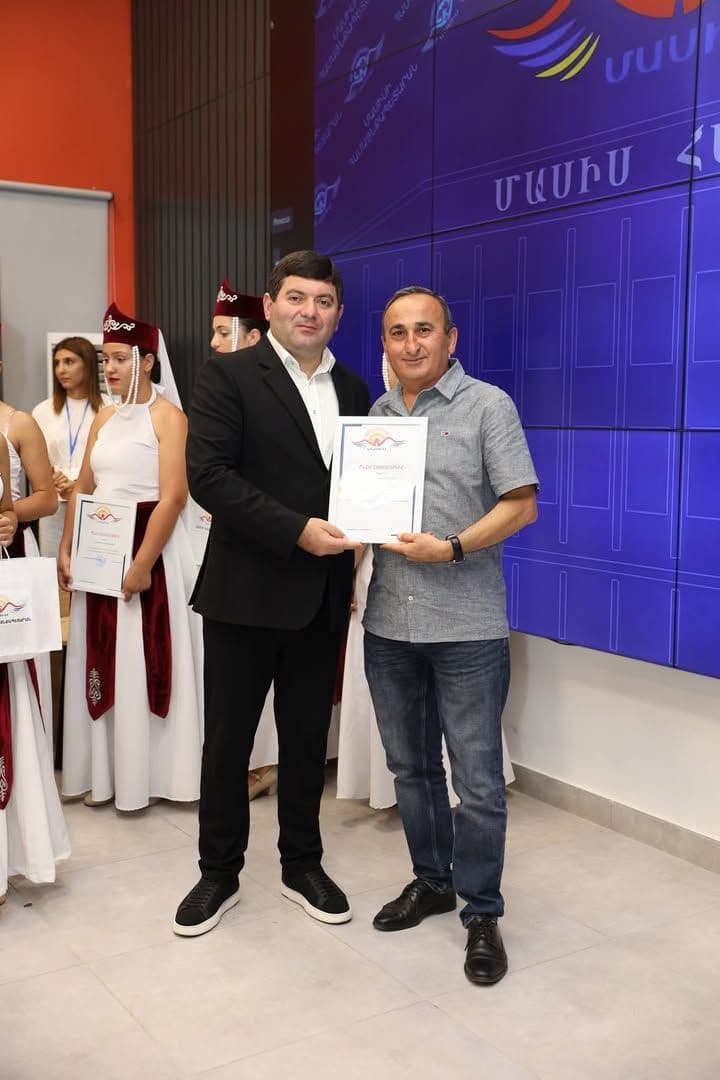 Մարտիրոսյան Միքայելը և Հովհաննիսյան Թովմասը Մասիսի համայնքապետ Դավիթ Համբարձումյանի կողմից պարգևատրվեցին շնորհակալագրերով