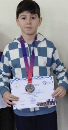 Երևանի Էրեբունու շախմատի մանկապատանեկան մարզադրոցում տեղի ունեցավ Բանակի օրվան նվիրված բլից մրցաշարը